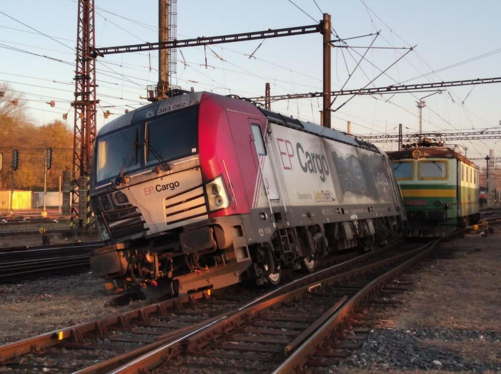 SIEMENS VECTRON MS LOCOMOTIVE DERAILED IN KOLIN